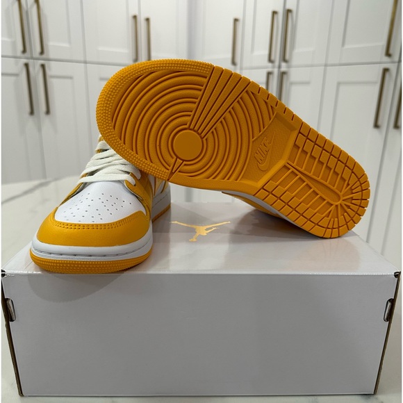 Jordan 1 Mid- University Gold - Picture 5 of 6